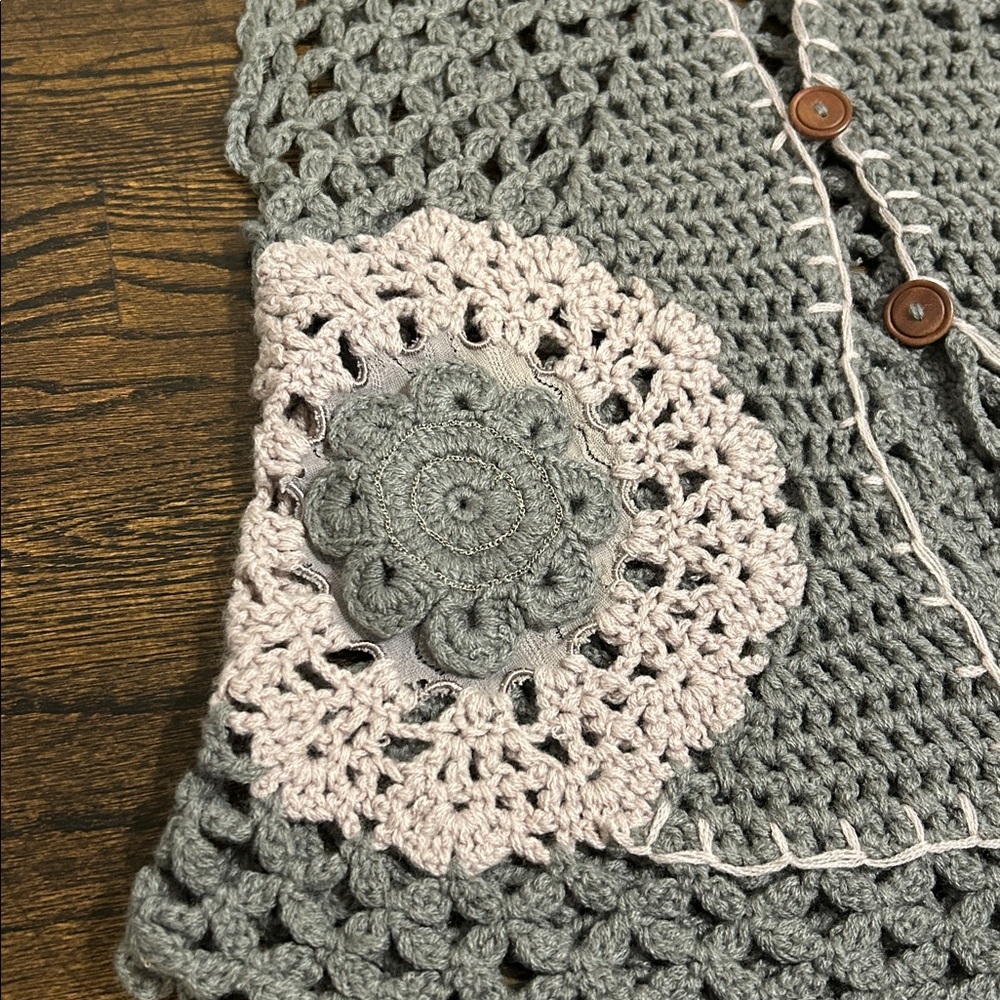 NWT Lulumari Women’s Gray Crochet Sleeveless Top Size Small/Medium - Picture 6 of 9